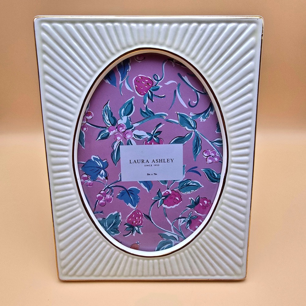 LaVie Ceramic Picture Frame 5x7 Fluted Sunburst 24K Gold Trim Creamy White
